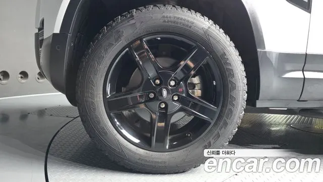 Land Rover Defender — Фото автомобиля 5