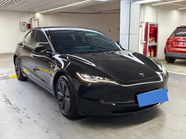 Tesla Model 3 — Фото автомобиля 2