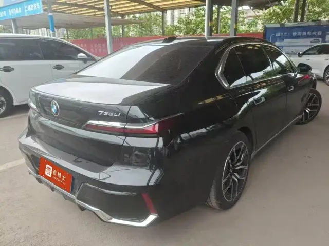 BMW 7 Series — Фото автомобиля 2