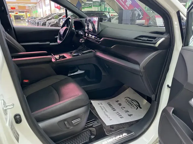 Toyota Sienna — Фото автомобиля 9