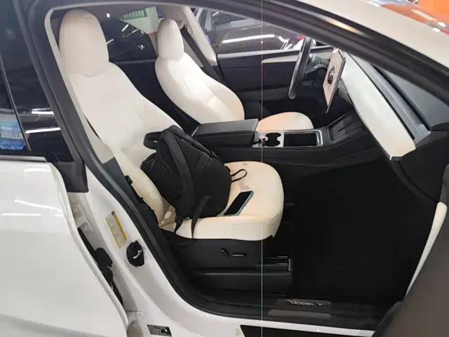 Tesla Model Y — Фото автомобиля 24