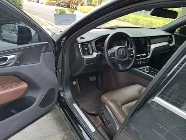 Volvo XC60 — Фото автомобиля 15
