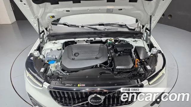 Volvo XC40 — Фото автомобиля 9