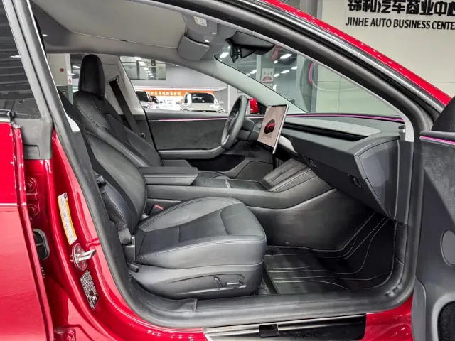 Tesla Model 3 — Фото автомобиля 13