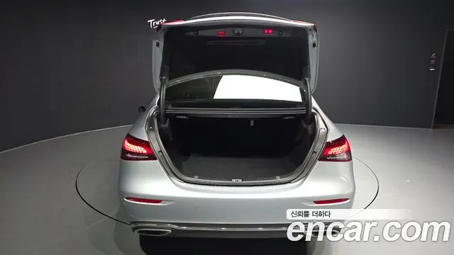 Mercedes-Benz E-Class — Фото автомобиля 20