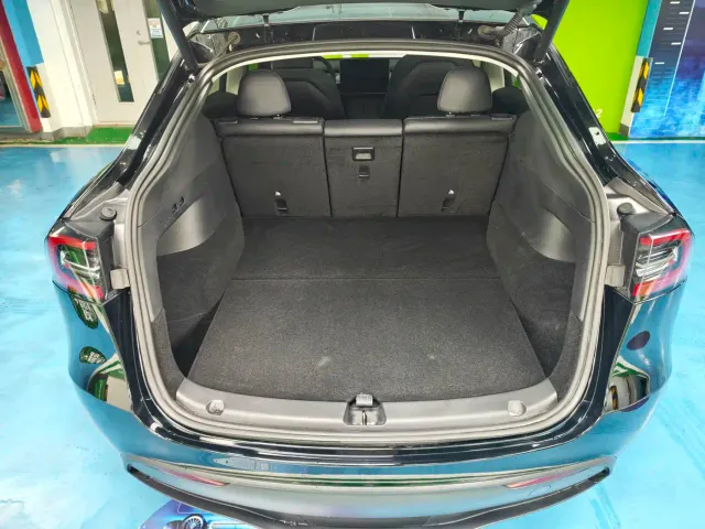 Tesla Model Y — Фото автомобиля 19