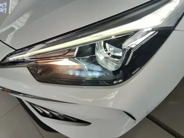 Roewe i5 — Фото автомобиля 23