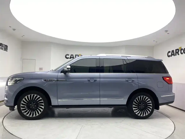 Lincoln Navigator — Фото автомобиля 8