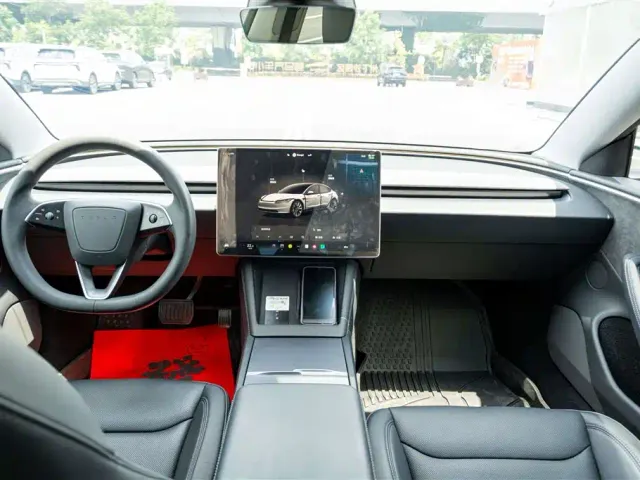 Tesla Model 3 — Фото автомобиля 16
