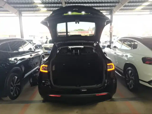 Tesla Model Y — Фото автомобиля 18