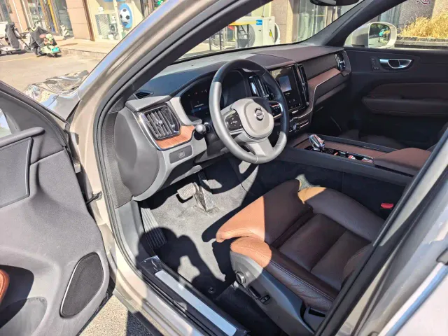 Volvo XC60 — Фото автомобиля 5