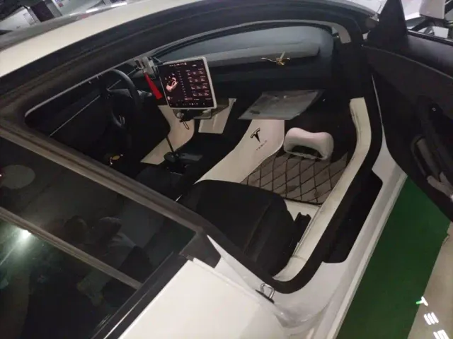 Tesla Model 3 — Фото автомобиля 19