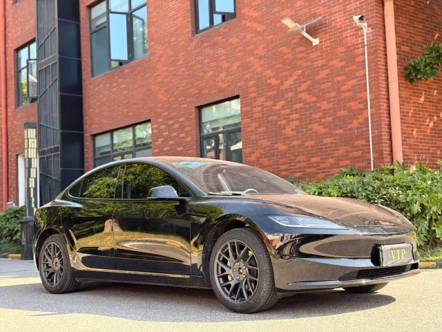 Tesla Model 3 — Фото автомобиля 3