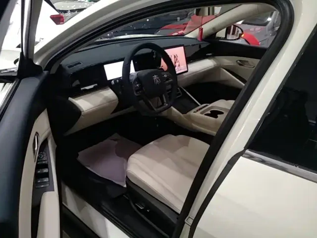 BYD Qin L — Фото автомобиля 15