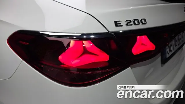 Mercedes-Benz E-Class — Фото автомобиля 21
