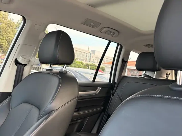 Roewe RX8 — Фото автомобиля 5