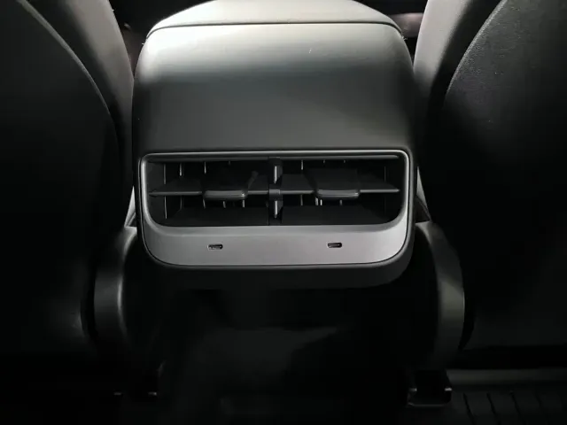 Tesla Model Y — Фото автомобиля 12