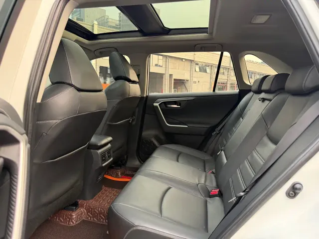 Toyota RAV4 — Фото автомобиля 5