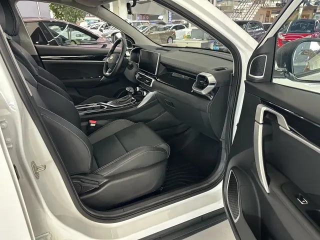 Geely Binyue — Фото автомобиля 15