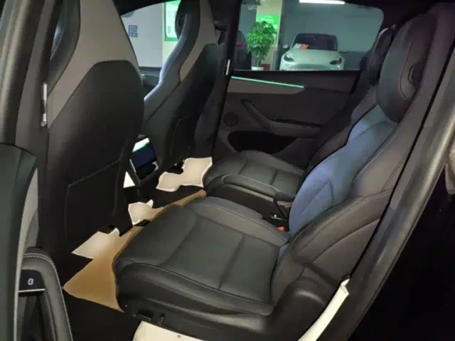 Tesla Model Y L — Фото автомобиля 16
