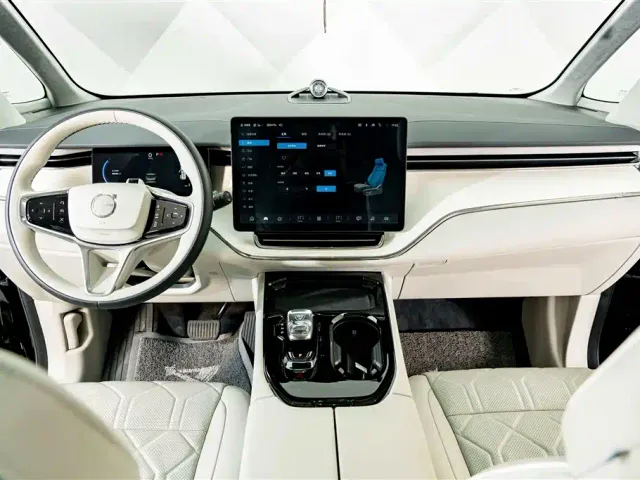 Volvo EM90 — Фото автомобиля 13