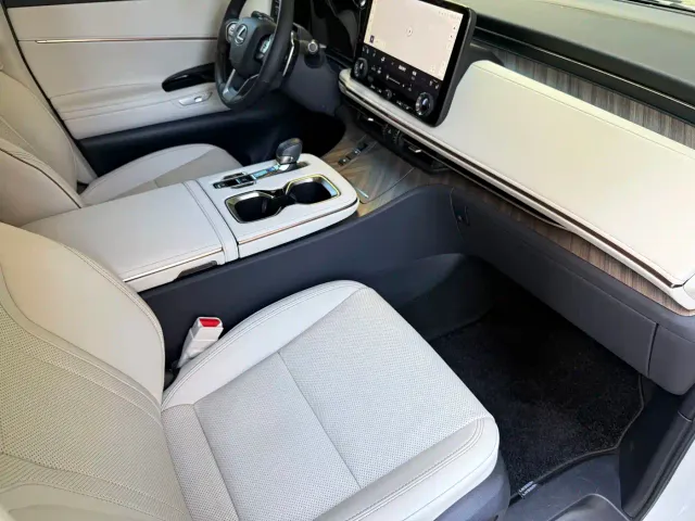 Lexus LM — Фото автомобиля 8