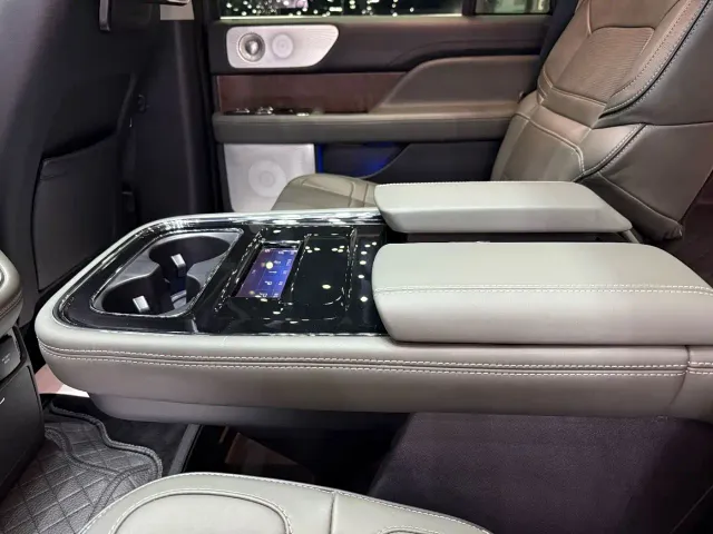 Lincoln Navigator — Фото автомобиля 17