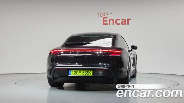 Porsche Taycan — Фото автомобиля 3