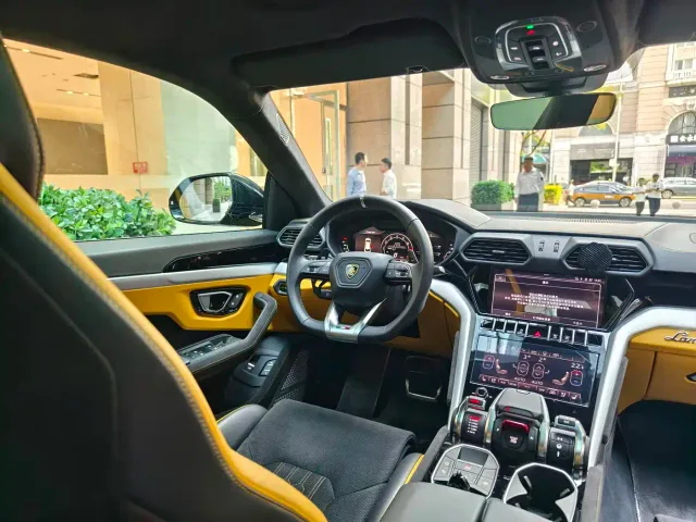 Lamborghini Urus — Фото автомобиля 16