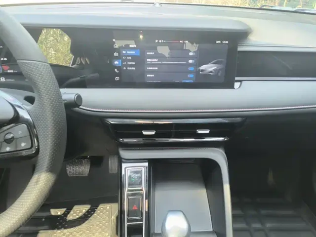 Roewe Roewe i5 2023 1.5L CVT Luxury Edition — Фото автомобиля 12