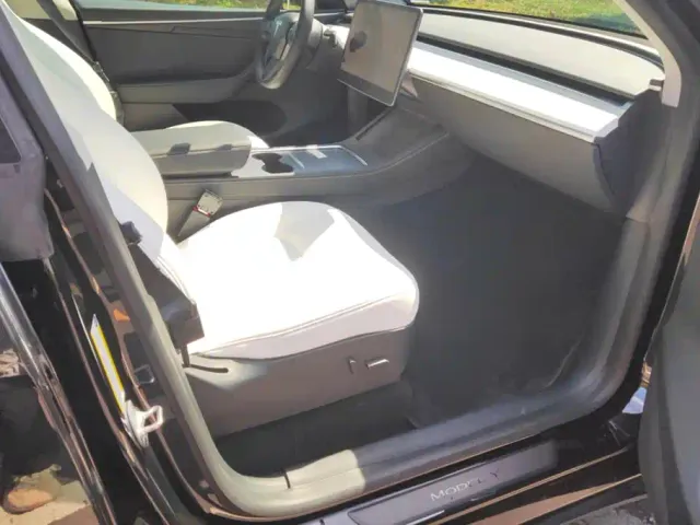 Tesla Model Y — Фото автомобиля 8
