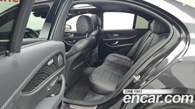 Mercedes-Benz E-Class — Фото автомобиля 11