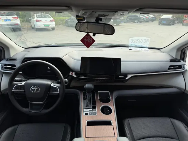Toyota Sienna — Фото автомобиля 5
