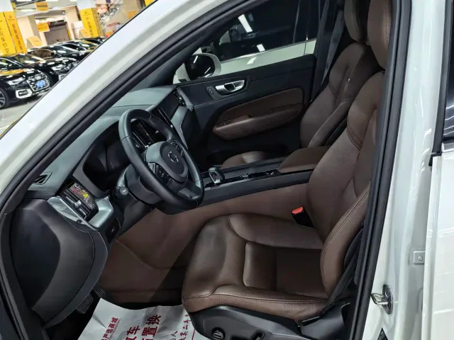 Volvo XC60 — Фото автомобиля 5