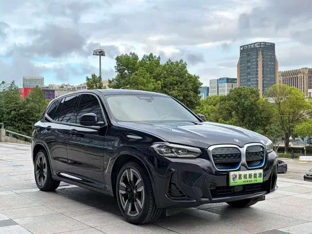 BMW iX3 — Фото автомобиля 3