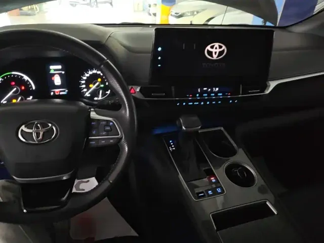 Toyota Sienna — Фото автомобиля 9