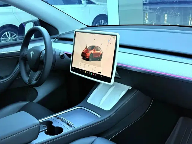 Tesla Model Y — Фото автомобиля 8