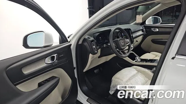 Volvo XC40 — Фото автомобиля 10