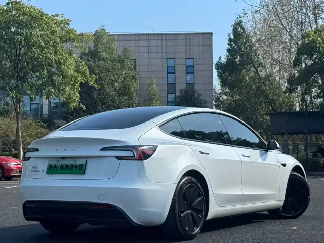 Tesla Model 3 — Фото автомобиля 10