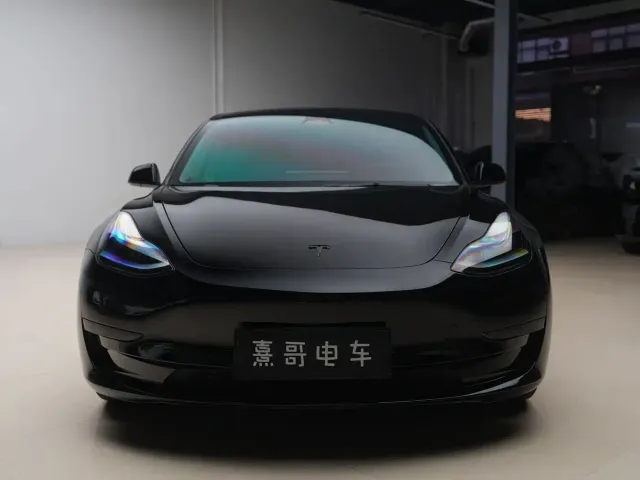 Tesla Model 3 — Фото автомобиля 12