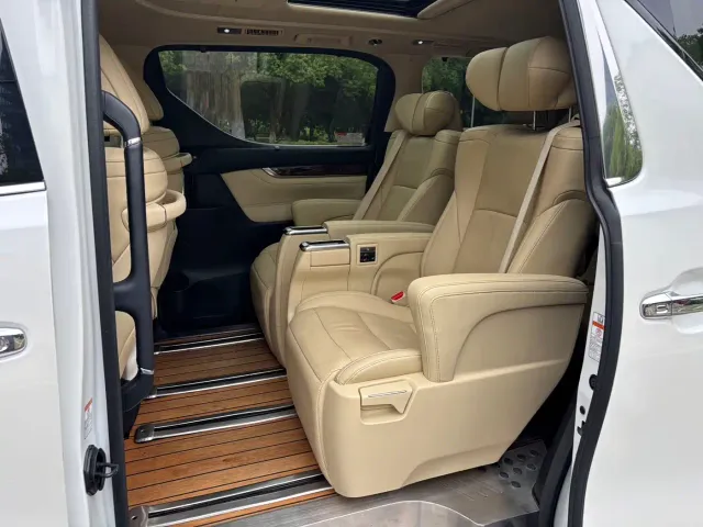 Toyota Alphard — Фото автомобиля 9