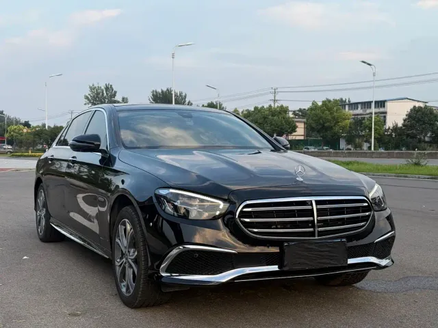 Mercedes-Benz E-Class — Фото автомобиля 3
