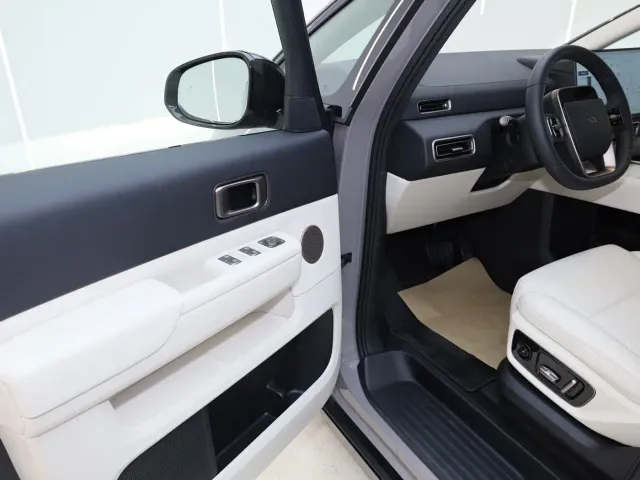 Li Auto MEGA — Фото автомобиля 11