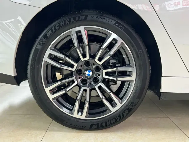 BMW 5 Series — Фото автомобиля 29