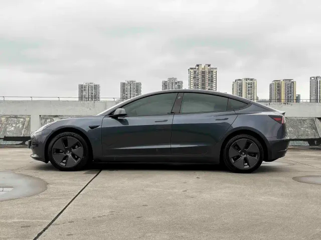 Tesla Model 3 — Фото автомобиля 4