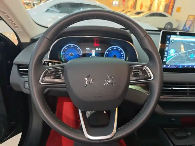 Hongqi E-QM5 — Фото автомобиля 10