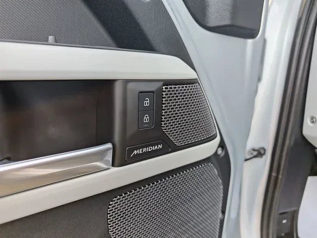 Land Rover Defender — Фото автомобиля 11