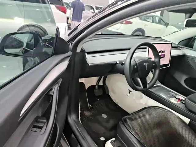 Tesla Model Y — Фото автомобиля 15