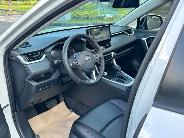 Toyota RAV4 — Фото автомобиля 5