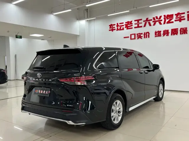 Toyota Granvia — Фото автомобиля 12